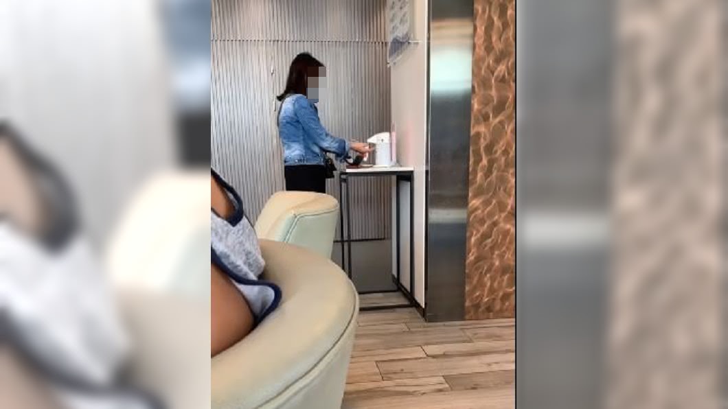 女分裝飯店酒精「毫不浪費」 網狂酸:有耐心卻沒公德心
