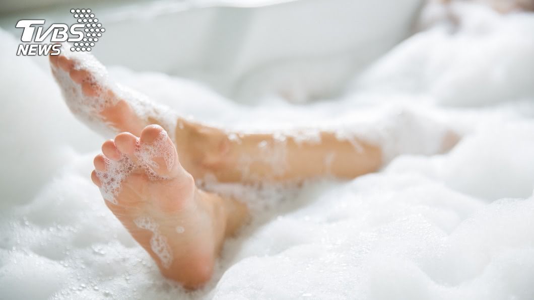 泡澡控制水溫反而能讓患部皮膚保溼。(示意圖/shutterstock達志影像)