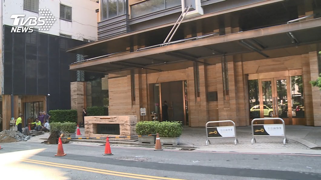 換燈被電死！工人掛屍鋁梯　老闆甩鍋辯「外包」