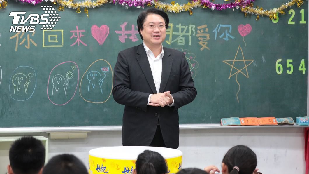 基隆市長林右昌到校恭喜王童平安度過劫難。(圖/中央社)