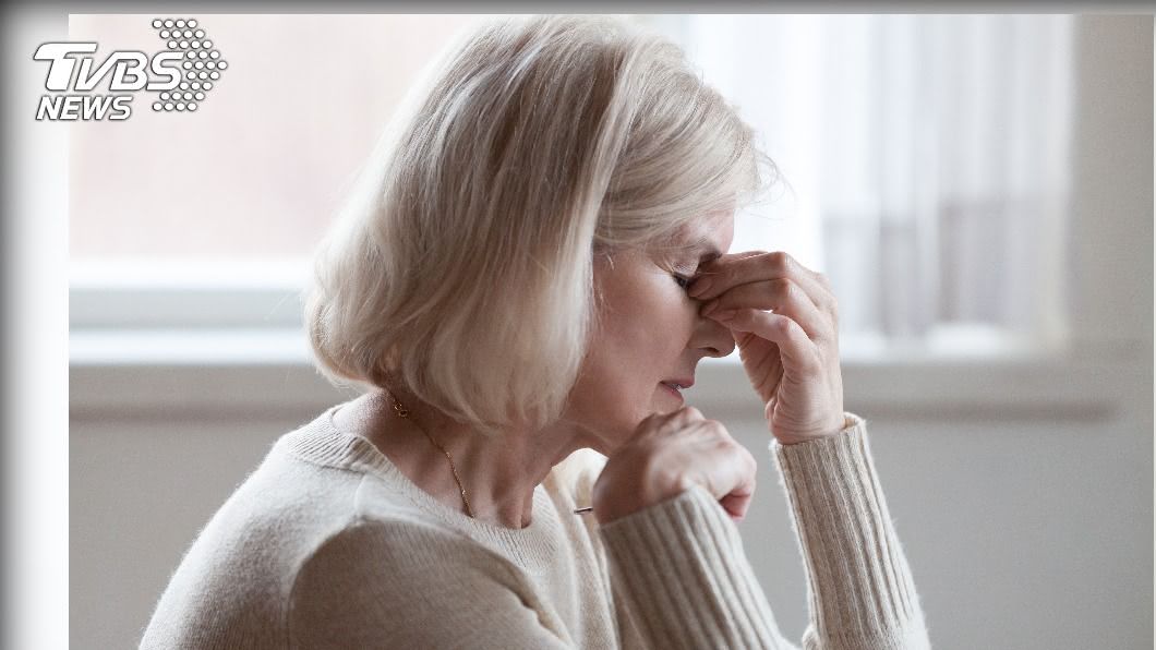 女士經過檢查,才得知有隱形眼鏡藏在眼皮裡。(示意圖/shutterstock 達志影像)