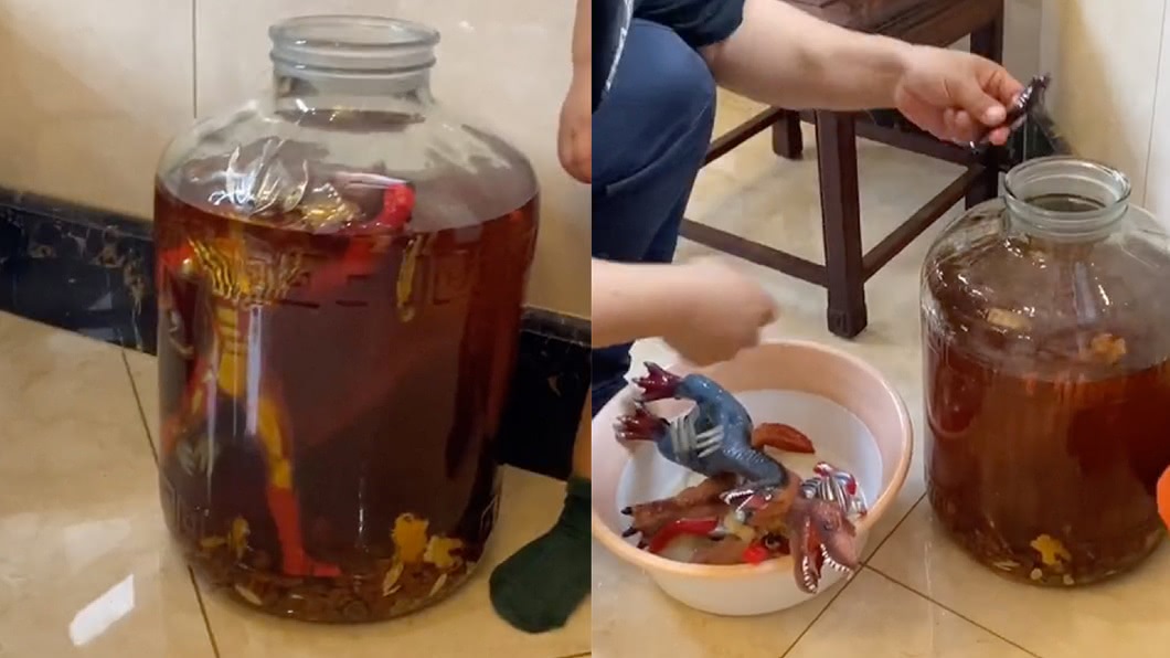 人父拿藥酒請客…打開瓶蓋超傻眼 兒在一旁裝無辜