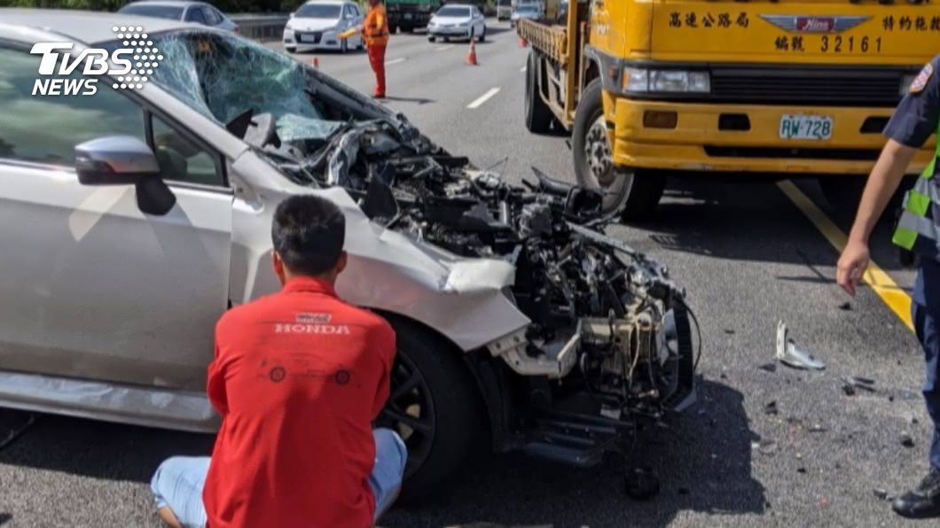 轎車國道撞防撞車!車頭全毀 駕駛輕傷