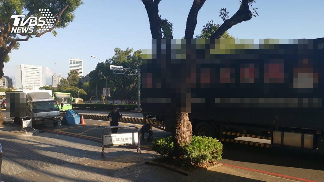 後方大貨車閃避不及,直接輾過女大生。(圖/TVBS)