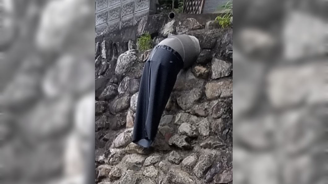 當地居民擔心水管亂噴水,貼心地替水管穿上西裝褲。(圖/翻攝自@nikai45推特)