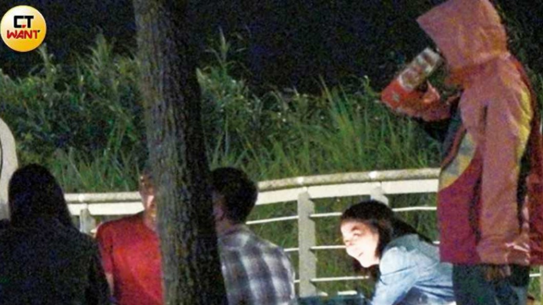 路邊尿尿完,張震嶽又走回友人身邊抓起飲料猛灌補充水分。(圖/CT WANT授權提供)