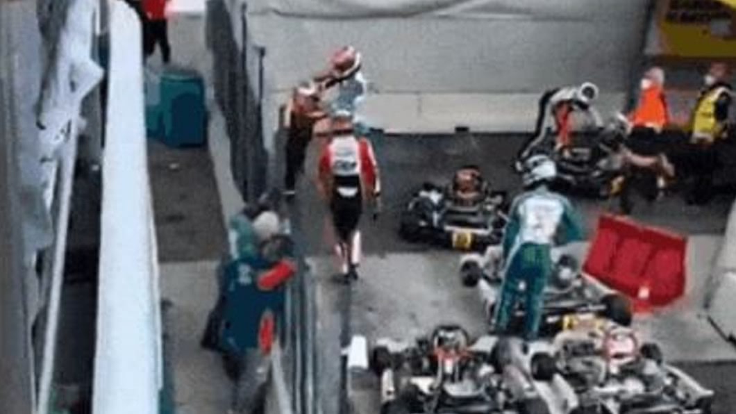 不滿被撞! 賽車手抓狂「拆保險桿」朝對手丟