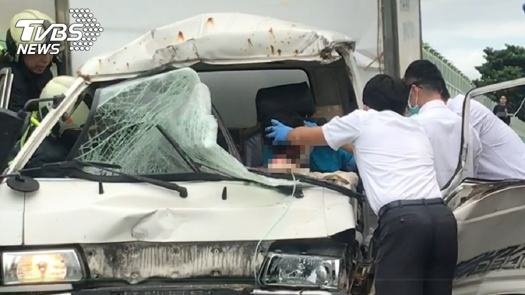 建國高架貨車追撞!車頭全爛「駕駛滿身血」趴倒方向盤