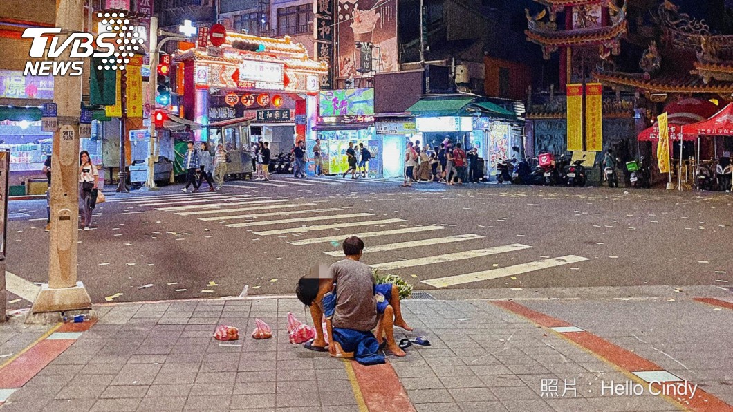 父子倆擺攤背影被拍下PO上網。(圖/Hello Cindy授權提供)