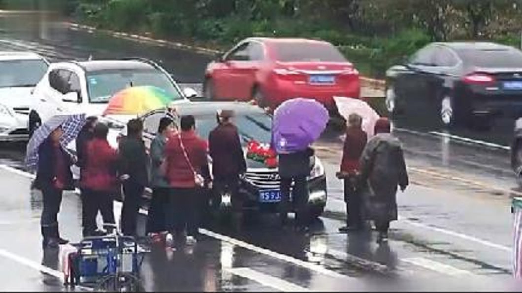 30老人組團攔禮車討紅包 趴車頭直嗆:不給就不准過