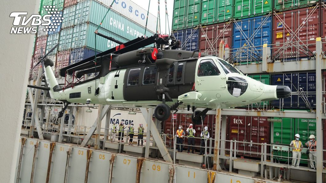 空勤救災添新力 6架全天候黑鷹直升機運抵高雄港