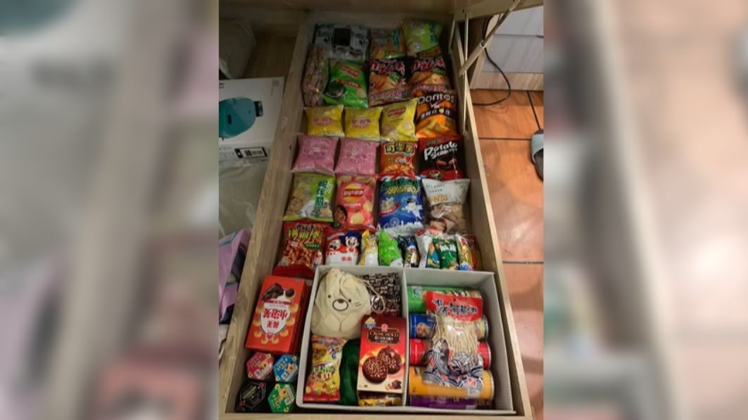 網友分享自家床底，零食種類多到像小型超商。（圖／翻攝自爆廢公社二館臉書）