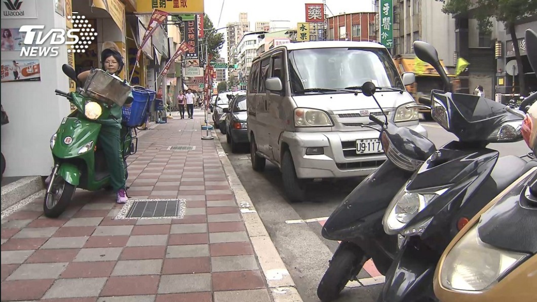內政部正在擬訂相關法規，考慮未來人行道將不再設置機車格。（圖／TVBS）