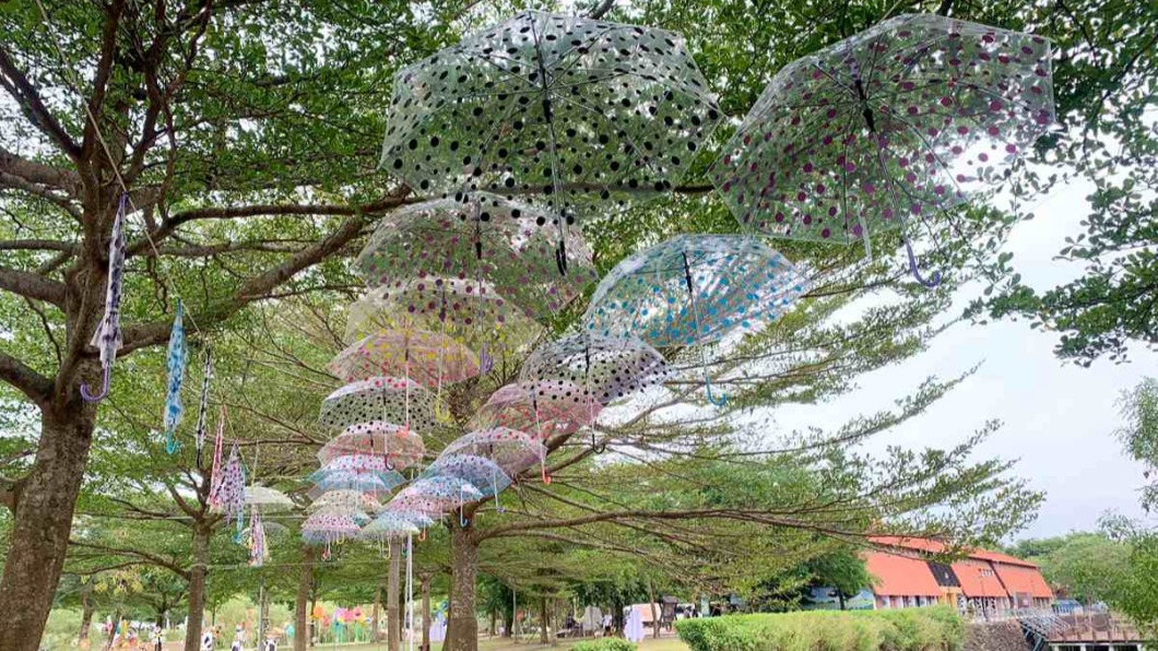 多彩點點雨傘讓步道多了浪漫氣息。(圖/台南市政府提供)