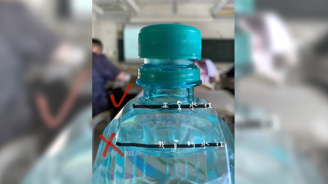 礦泉水疑似在購買前就已被人動過。(圖/翻攝自Dcard)