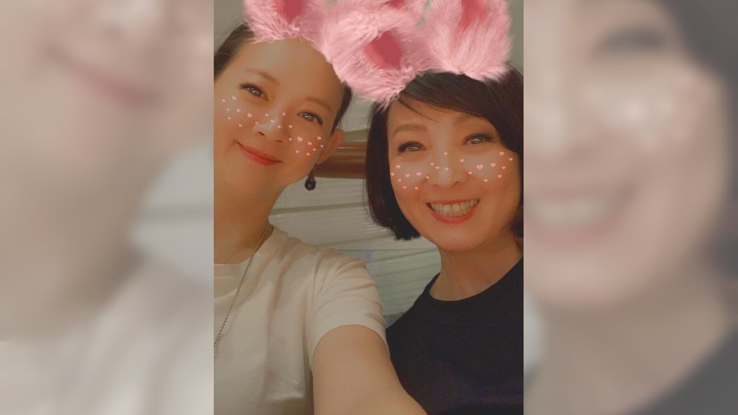 寶媽（圖右）在女兒曾寶儀同意下，為自己升等了塔位。（圖／翻攝自曾寶儀臉書）