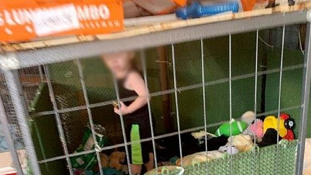 蟑螂亂竄!狠母囚兒「當狗養」 驚見巨蟒籠外爬