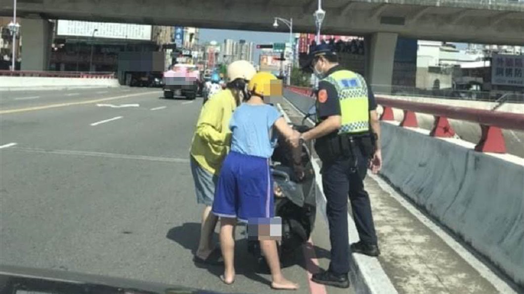 慢飛天使走失路旁…車呼嘯而過!熱心民眾報警協助返家