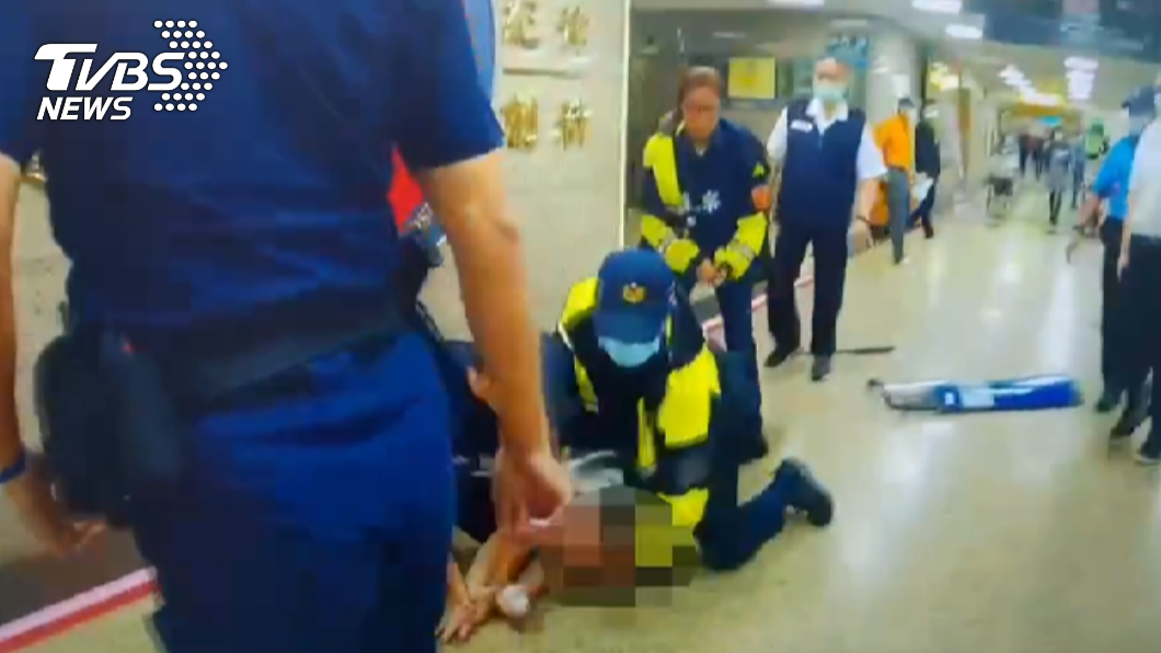 警方將黃男壓制在地。(圖/TVBS)