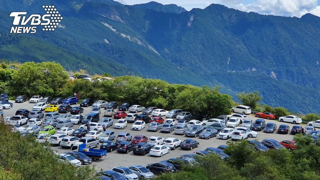 合歡山小風口停車場一早就停滿車輛。（圖／中央社）