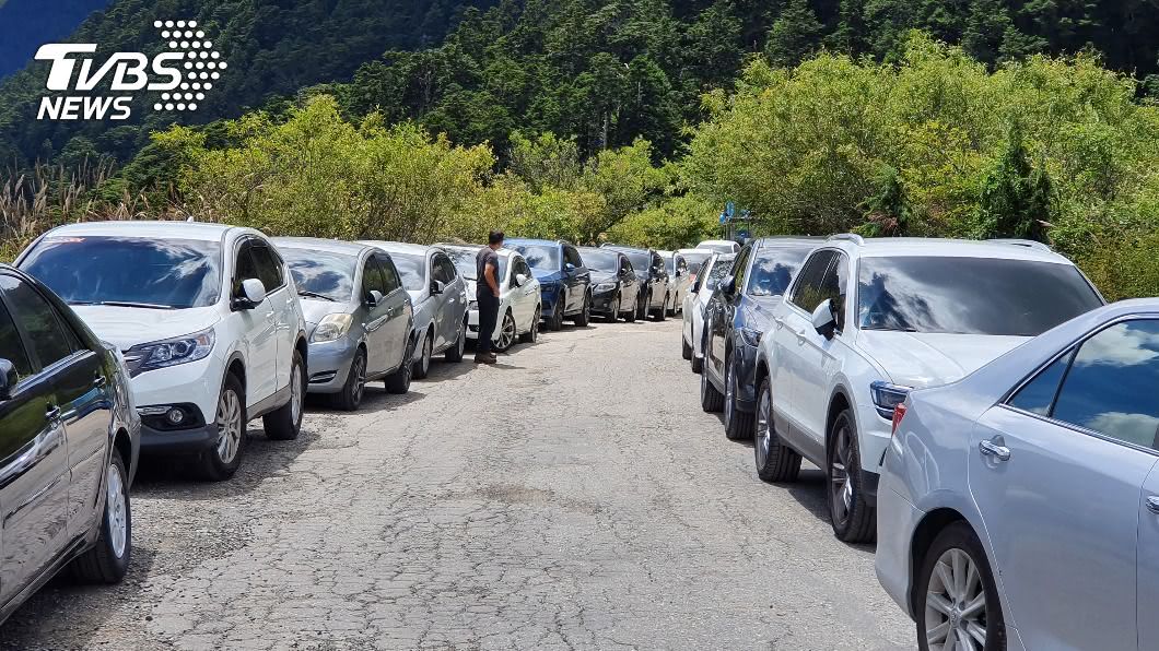 國慶連假合歡山湧人潮　小風口停車亂象交通堵塞