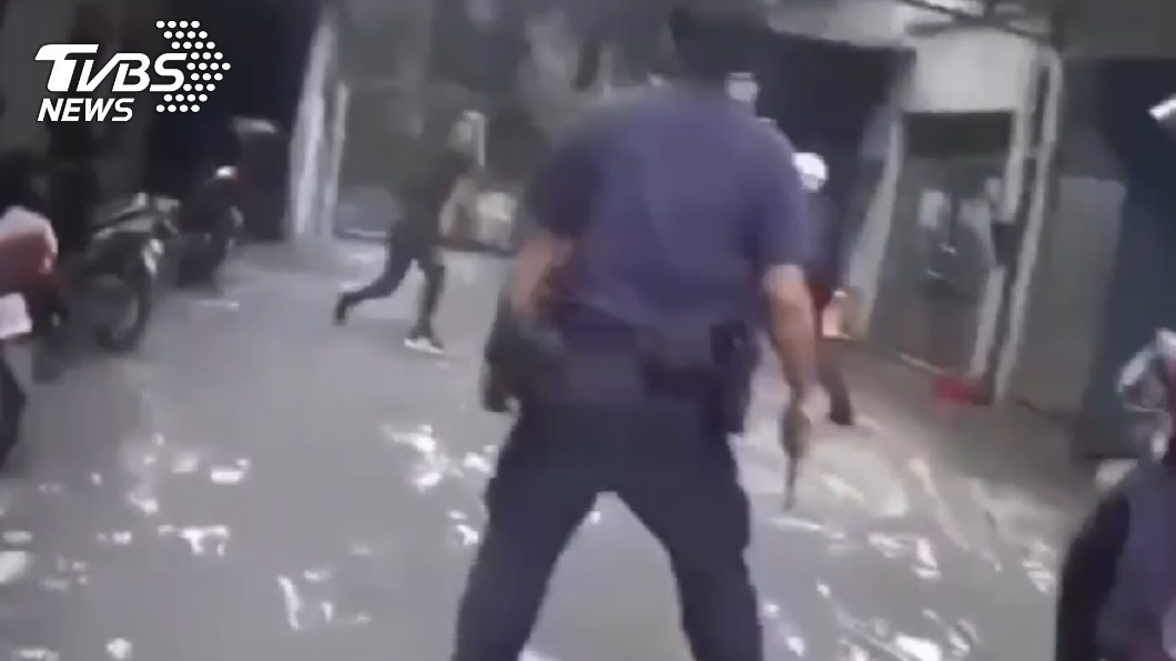 林男朝員警擲斧頭。（圖／TVBS）