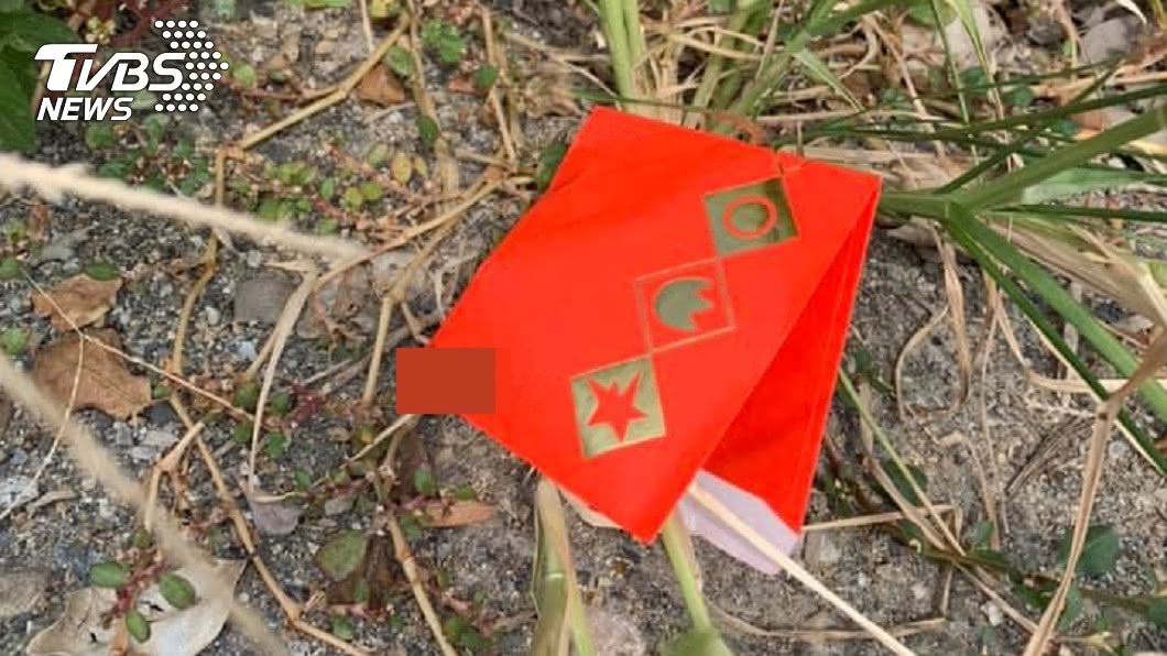 路上紅包藏指甲!男秒丟燒金爐 一團白煙竟「撞3次門」