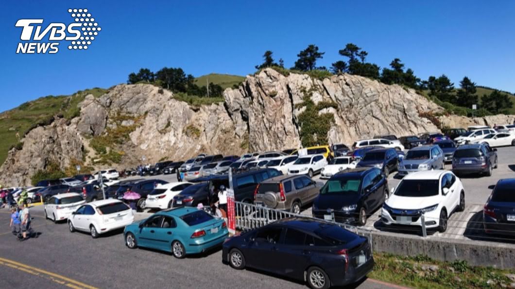南投湧旅遊潮!合歡山、武嶺塞爆 停車場全滿