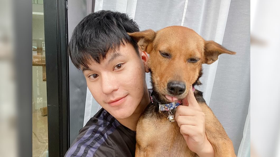泰國一名男子喝醉撿到流浪狗,最後也帶回家養。(圖/翻攝自Yutthaphum Kaewekhem臉書)