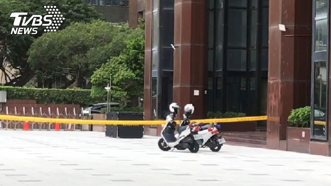 男子敦化南路墜樓亡！倒臥停車場入口　警封鎖現場