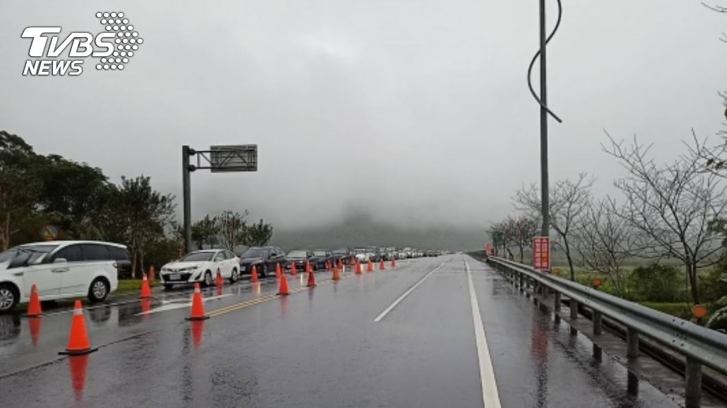 宜蘭清水地熱湧人潮 停車場啟動總量管制