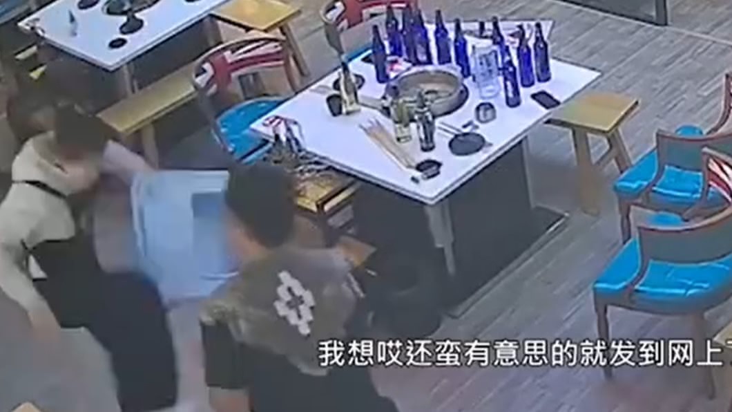 兩名男子酒後想搭訕老闆娘,短時間內都被制伏在地。(圖/翻攝自微博)