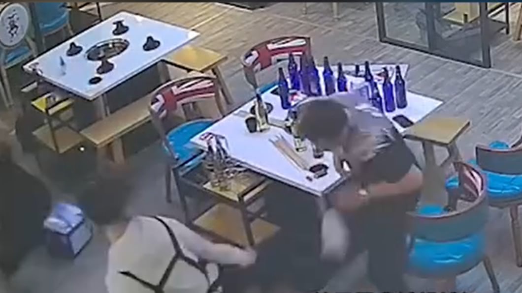2醉客騷擾「秒被打趴」 老闆娘真實身份超驚人