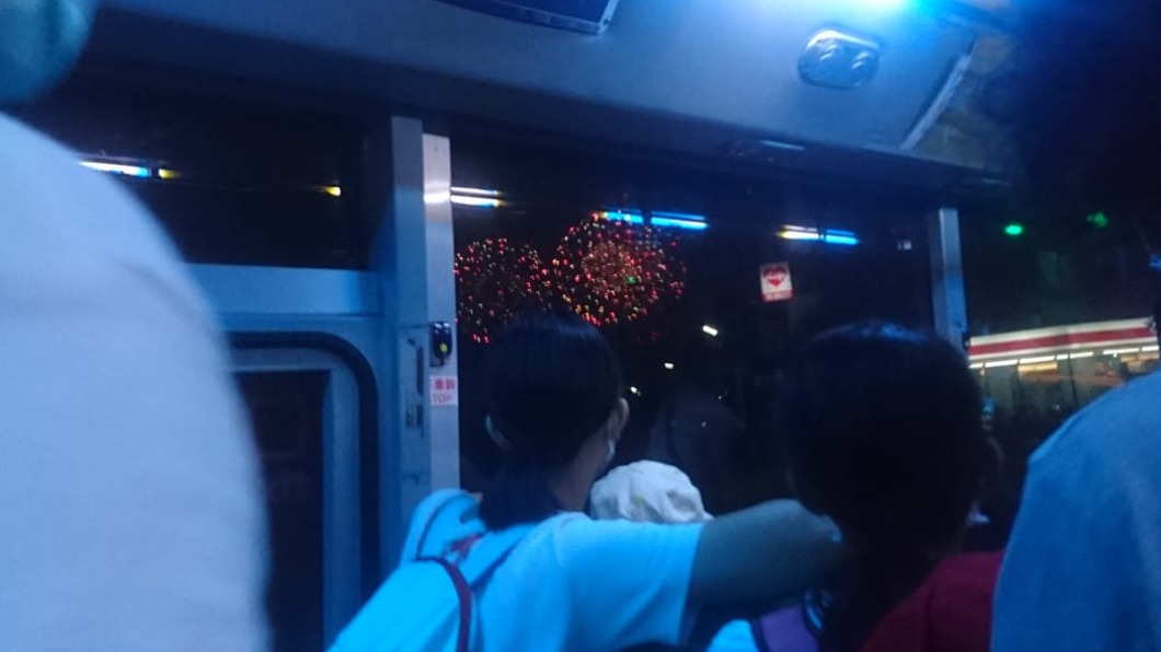 「接駁車上看國慶煙火」排隊搭車6小時 網怨:搞啥