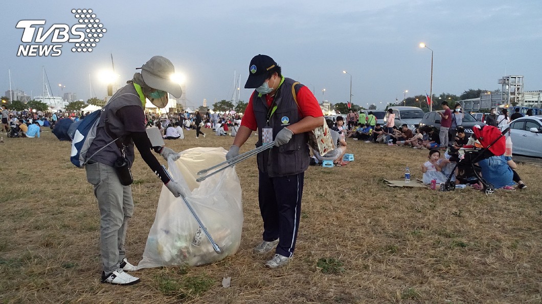 國慶煙火湧50萬人! 台南清出150噸垃圾
