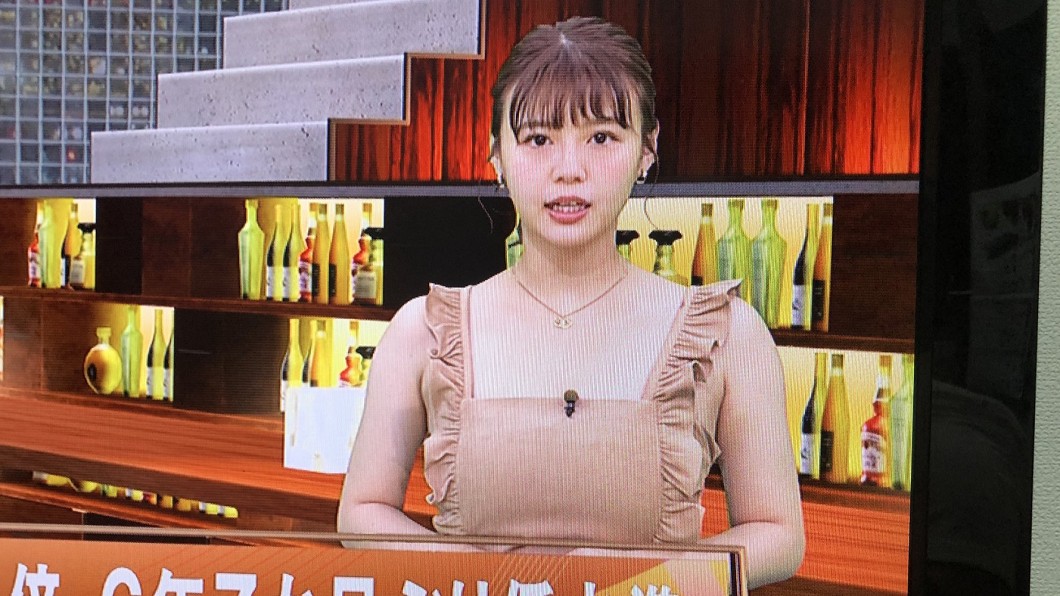 女主播穿「裸體圍裙」報新聞?網臉紅羞爆揭幕後真相