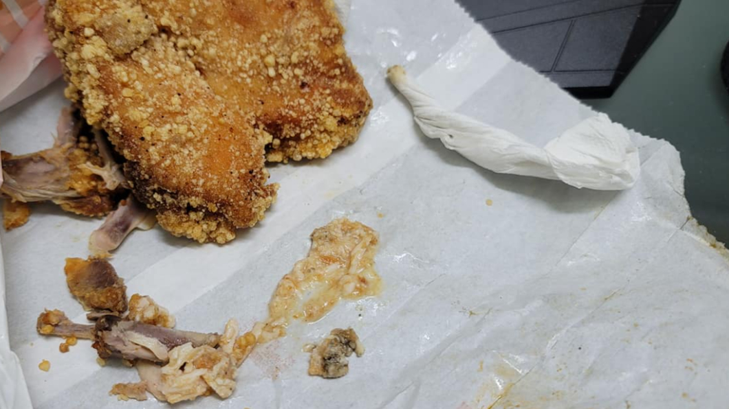 雞排飄油臭騷味!他嚼爛吐出「蟑螂蛋」崩潰:永久黑名單