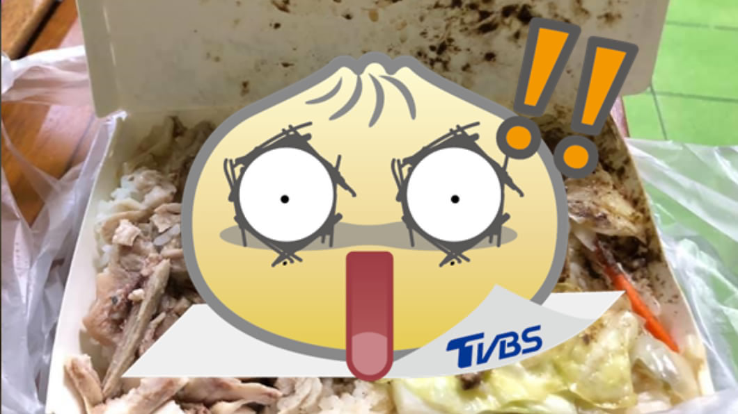 民眾購買雞肉飯打開竟被「報復性撒料」。(圖/翻攝自「爆料公社」)