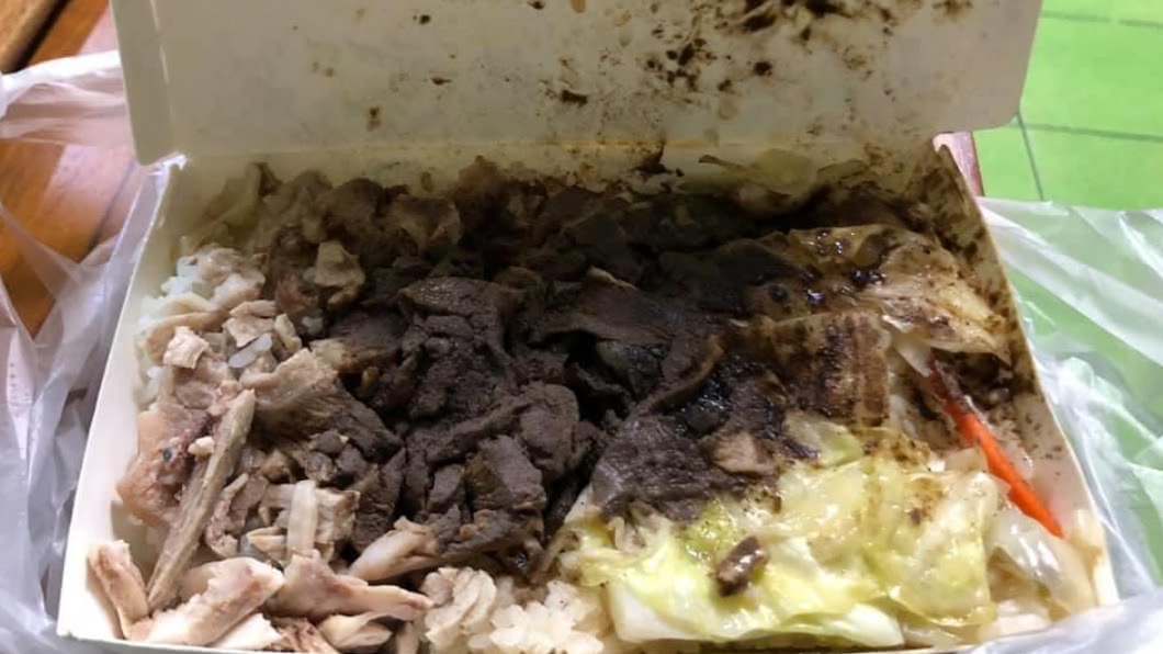 民眾購買雞肉便當被店員惡意撒滿胡椒粉,難以下嚥。(圖/翻攝自「爆料公社」)