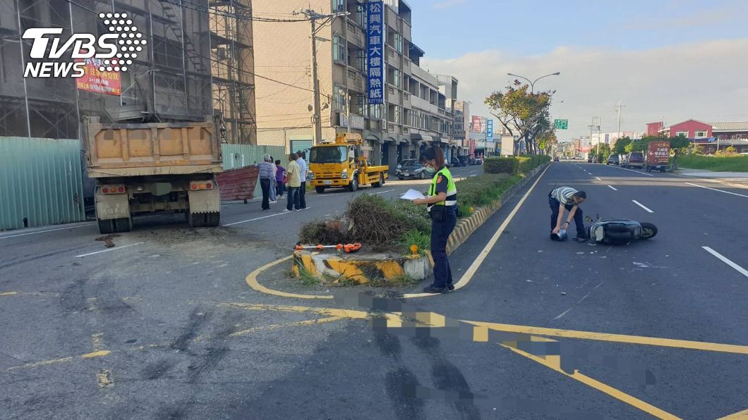 8旬老婦騎士外車道切左轉 砂石車急煞閃避撞進工地