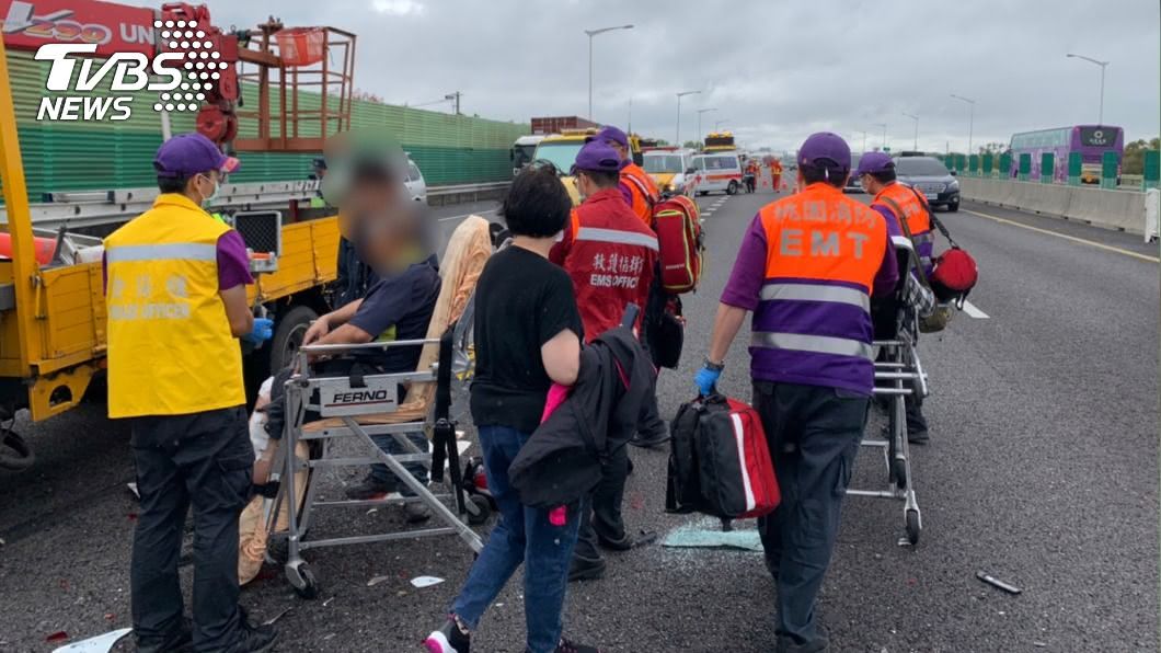 國2西向4車連環車禍事故　7人輕傷送醫