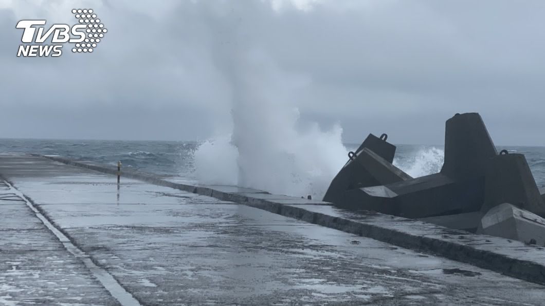 基隆和平島1釣客突遭浪襲落海 民眾急拋救生圈救人