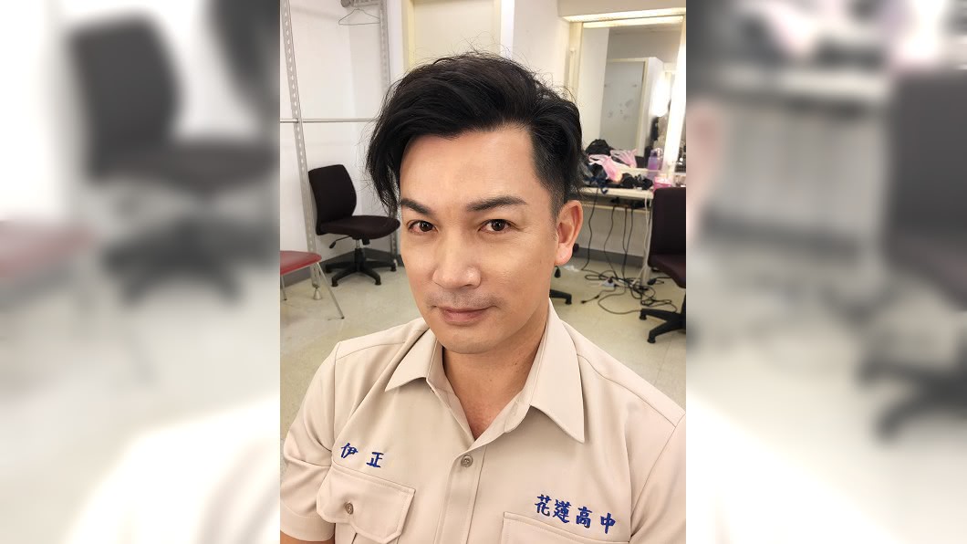 伊正年少時經常和爸爸起衝突。(圖/翻攝自伊正臉書)