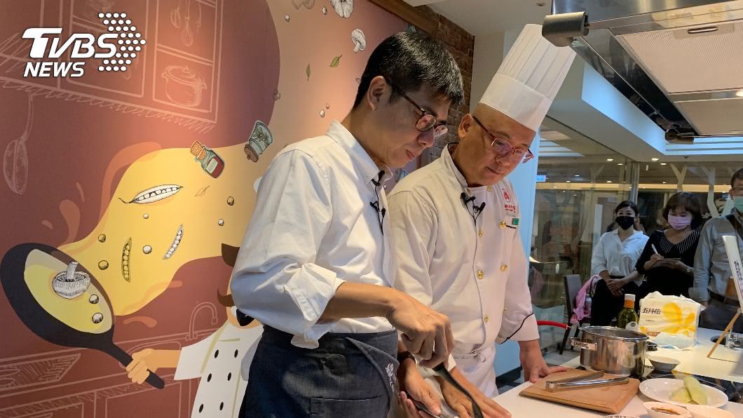 扮廚師秀廚藝行銷木瓜 陳其邁:煮菜比市政還困難