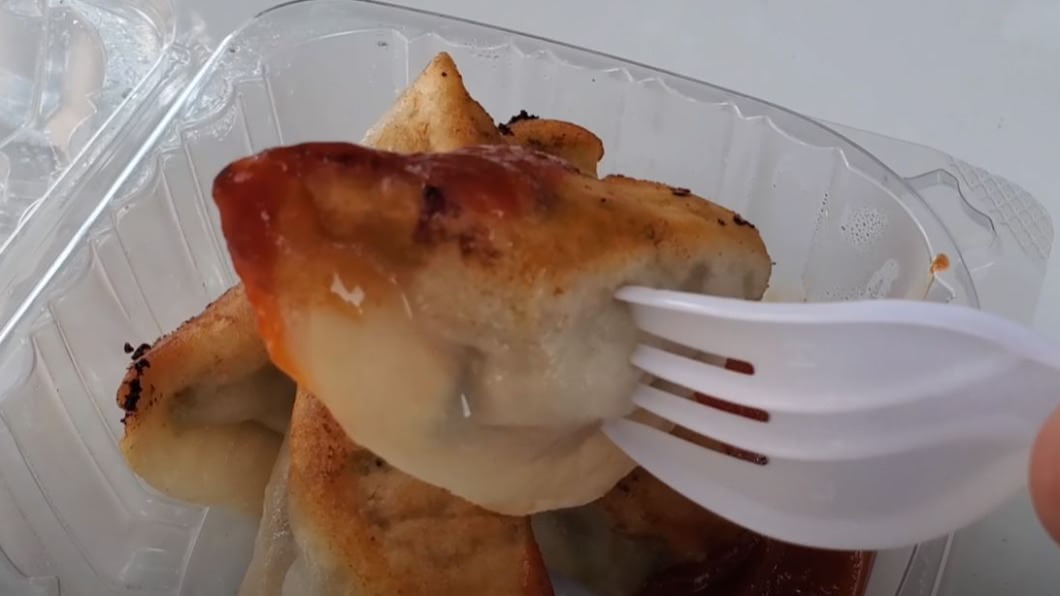紐約中國城美食俗又大碗 4鍋貼1美金飯糰3元