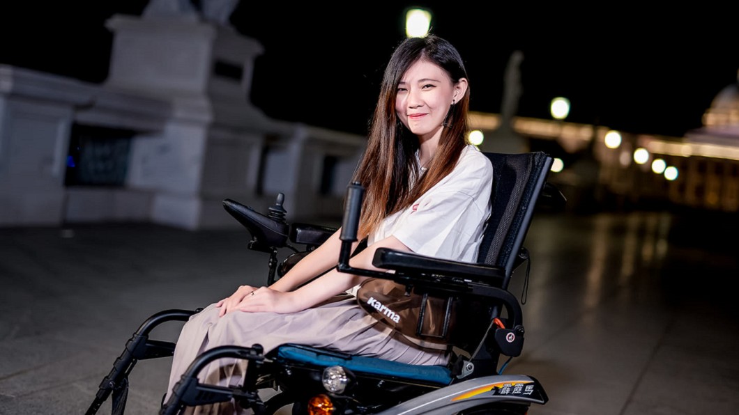 慘遭霸凌、司機拒載!罕病女坐輪椅仍樂觀:很喜歡自己