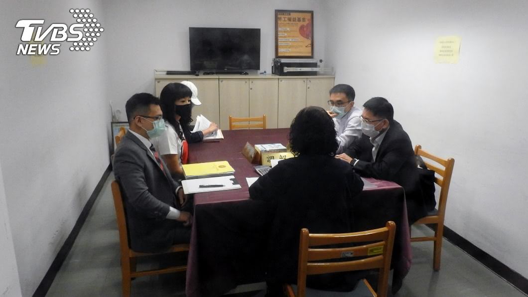 康軒勞資爭議和解 女員工哽咽籲立法加強保護勞權