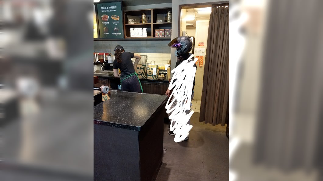 女店員做餐外送員站超近狂盯　同行怒：白目又超沒禮貌