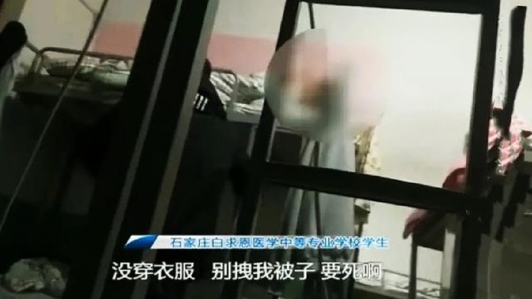 日前河北一所學校的女生宿舍,遭到男老師酒醉闖入房間。(圖/翻攝自千龍網)