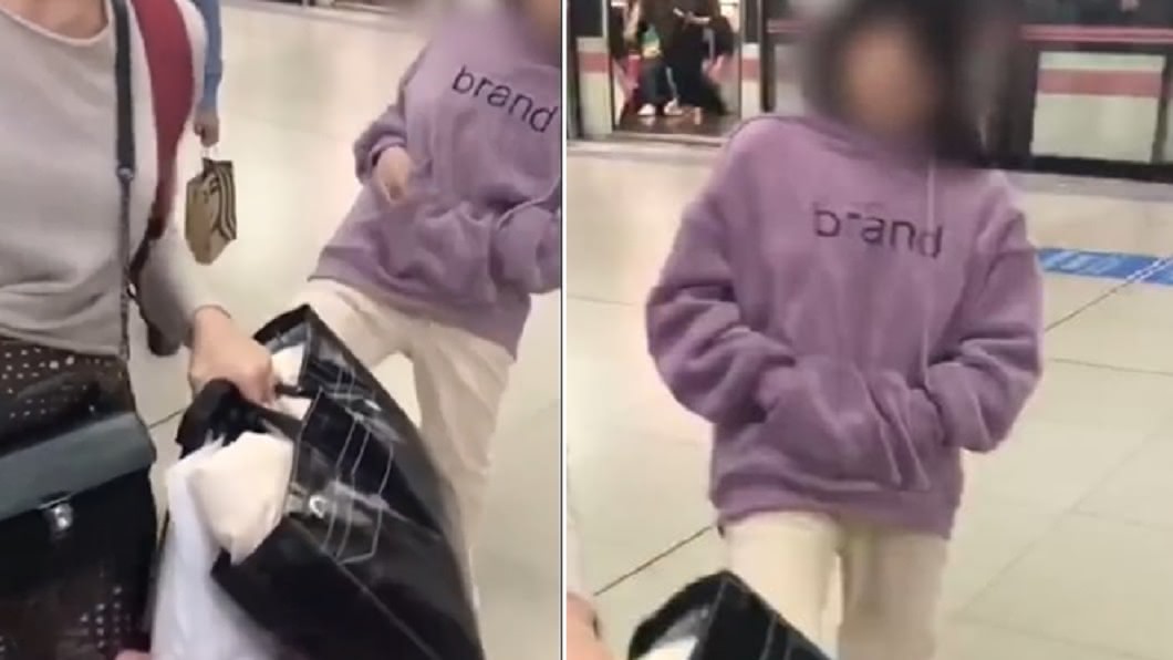 母親全程不發一語默默吞忍。(圖/翻攝自微博)